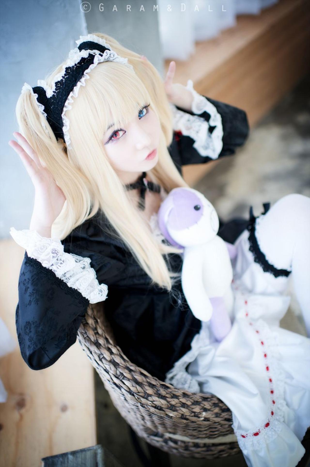 Airi扮羽濑川小鸠双手放在马尾两侧，嘟嘴卖萌