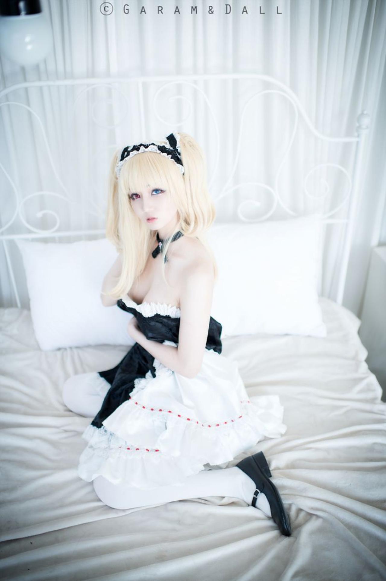 Airi扮羽濑川小鸠侧身坐在床上