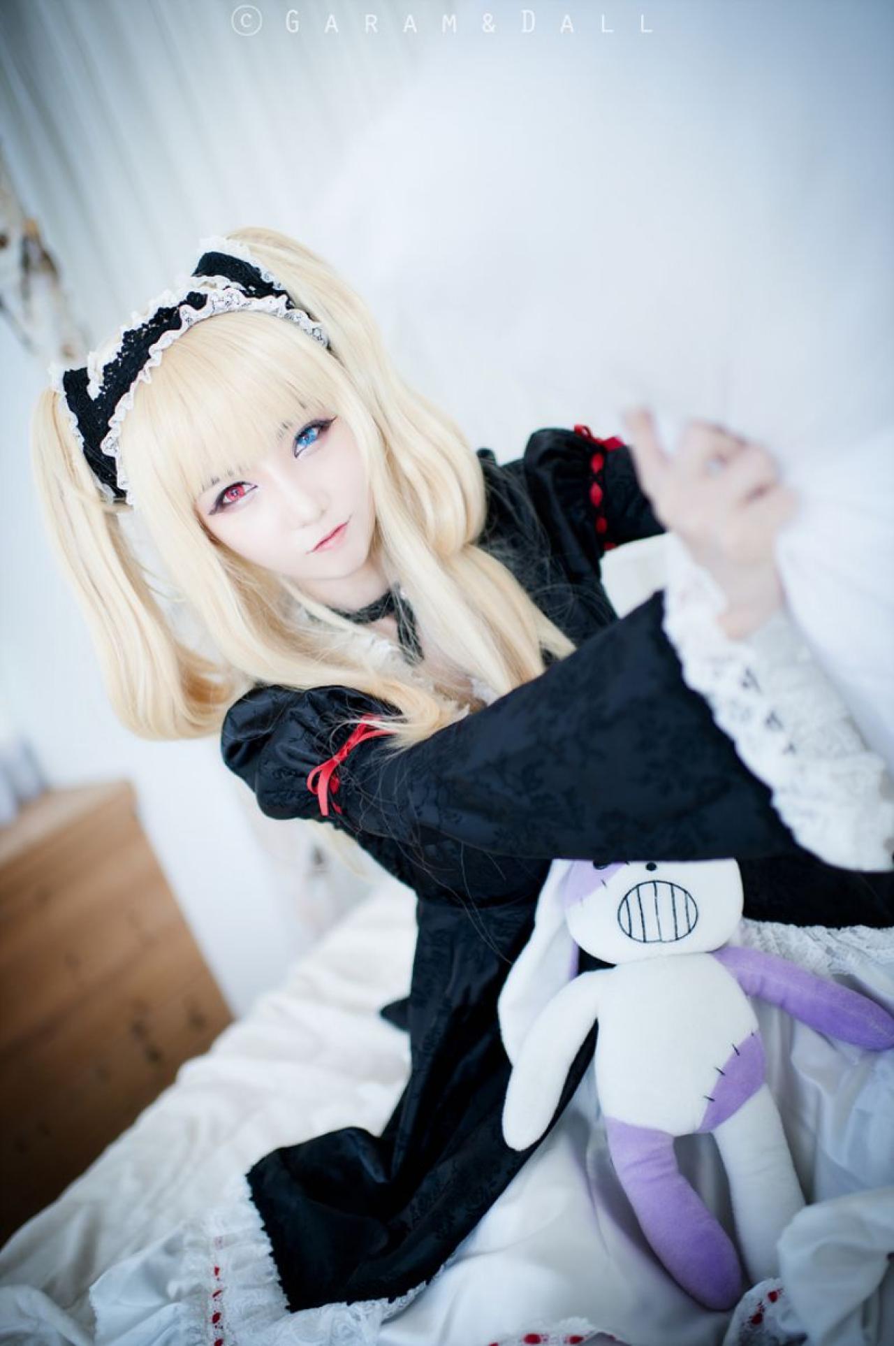 Airi扮羽濑川小鸠抬起右臂