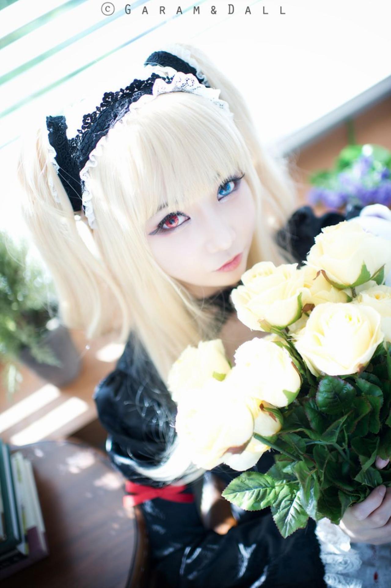 Airi扮羽濑川小鸠手捧鲜花