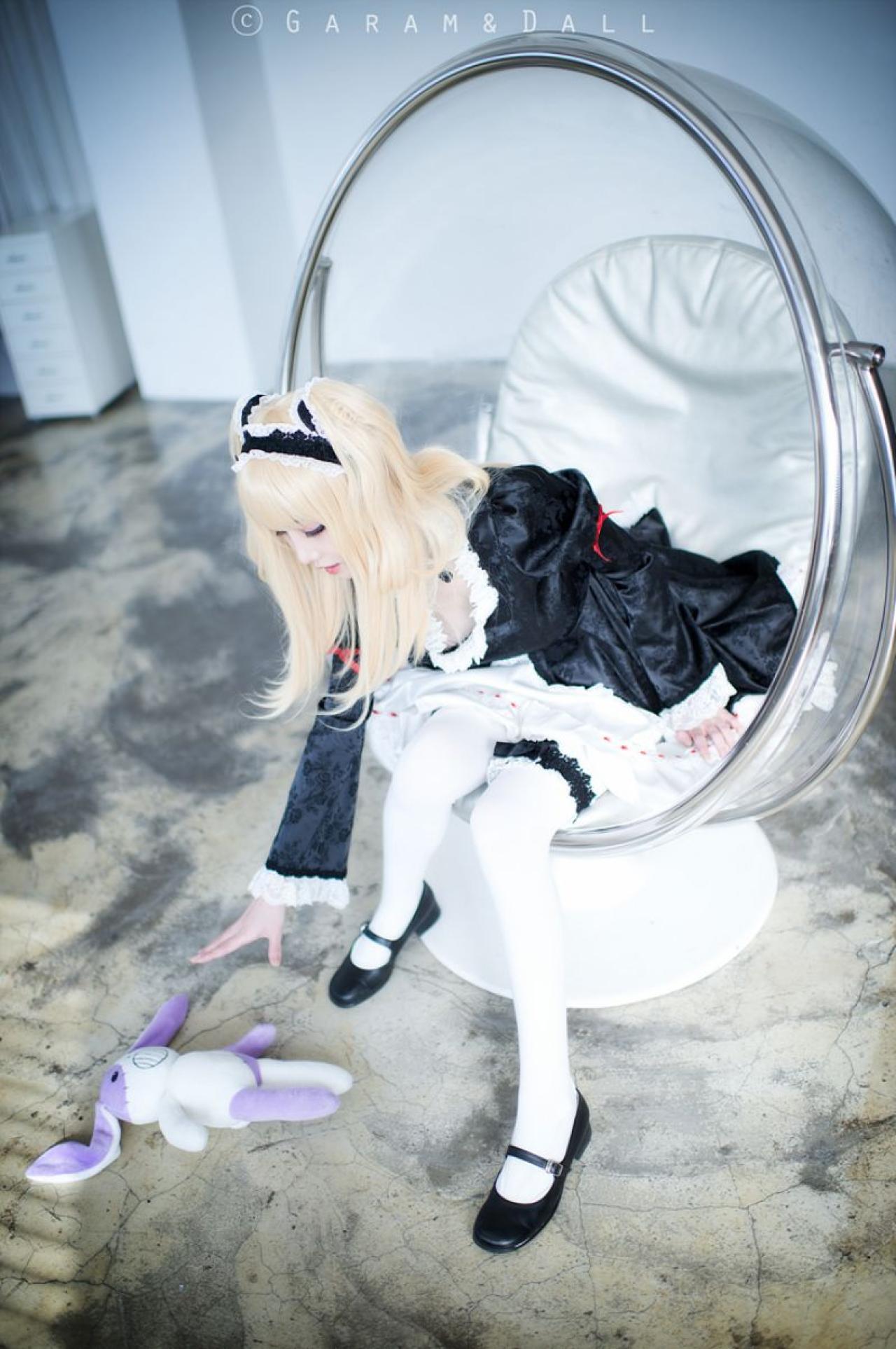 Airi扮羽濑川小鸠坐在椅子上，伸手去捡掉在地上的兔子玩偶