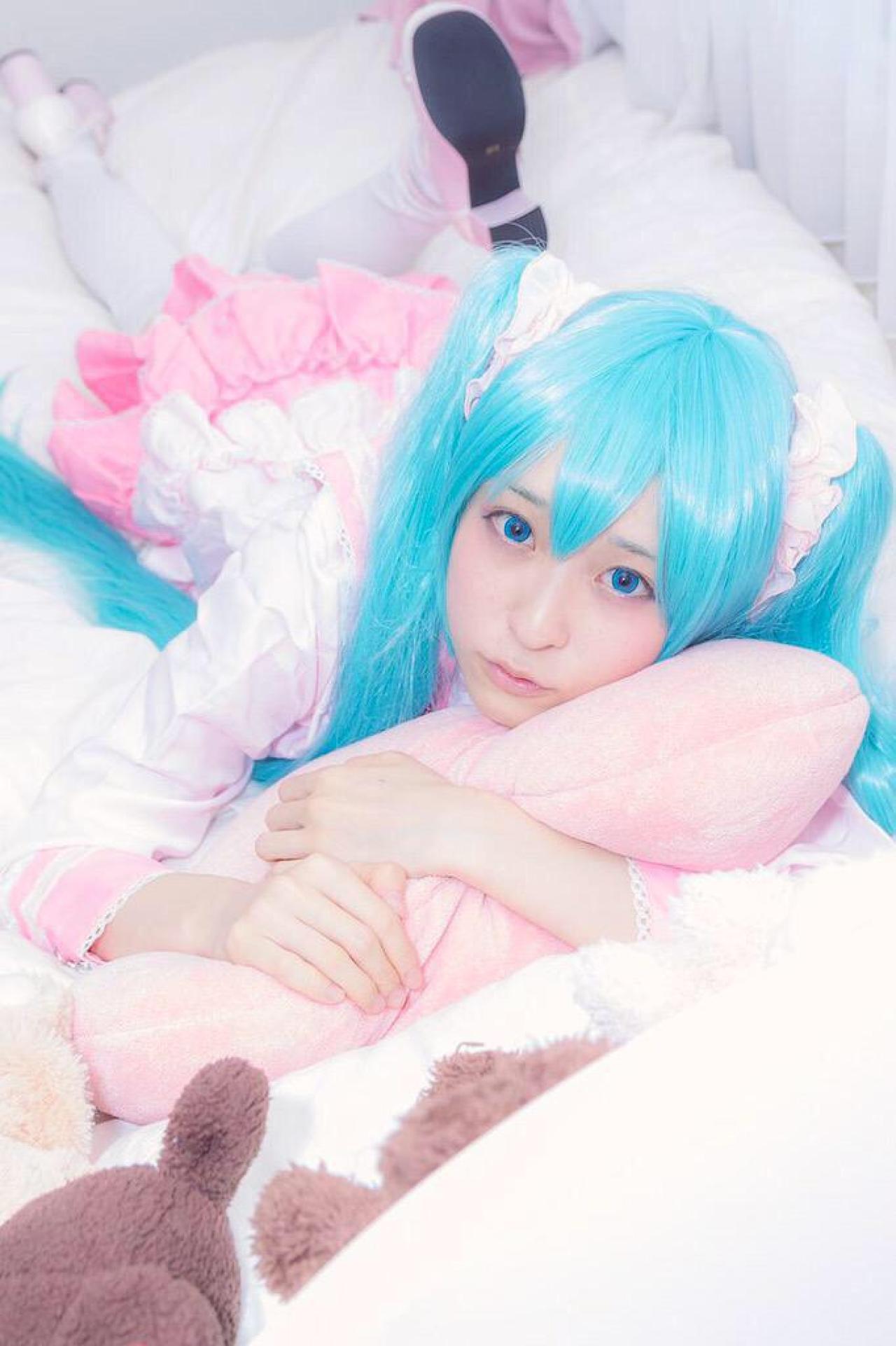 猫守ざーにゃ扮初音未来抱着枕头 摄影师らんか拍摄