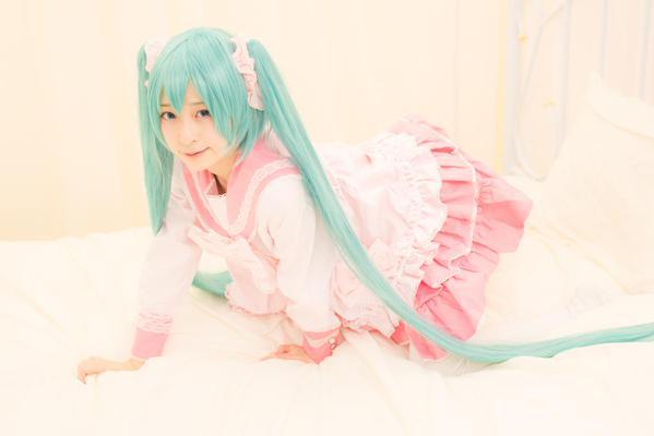 猫守ざーにゃ扮初音未来双手撑着，扒在床上