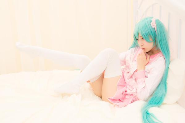 猫守ざーにゃ扮初音未来靠在床头的枕头上