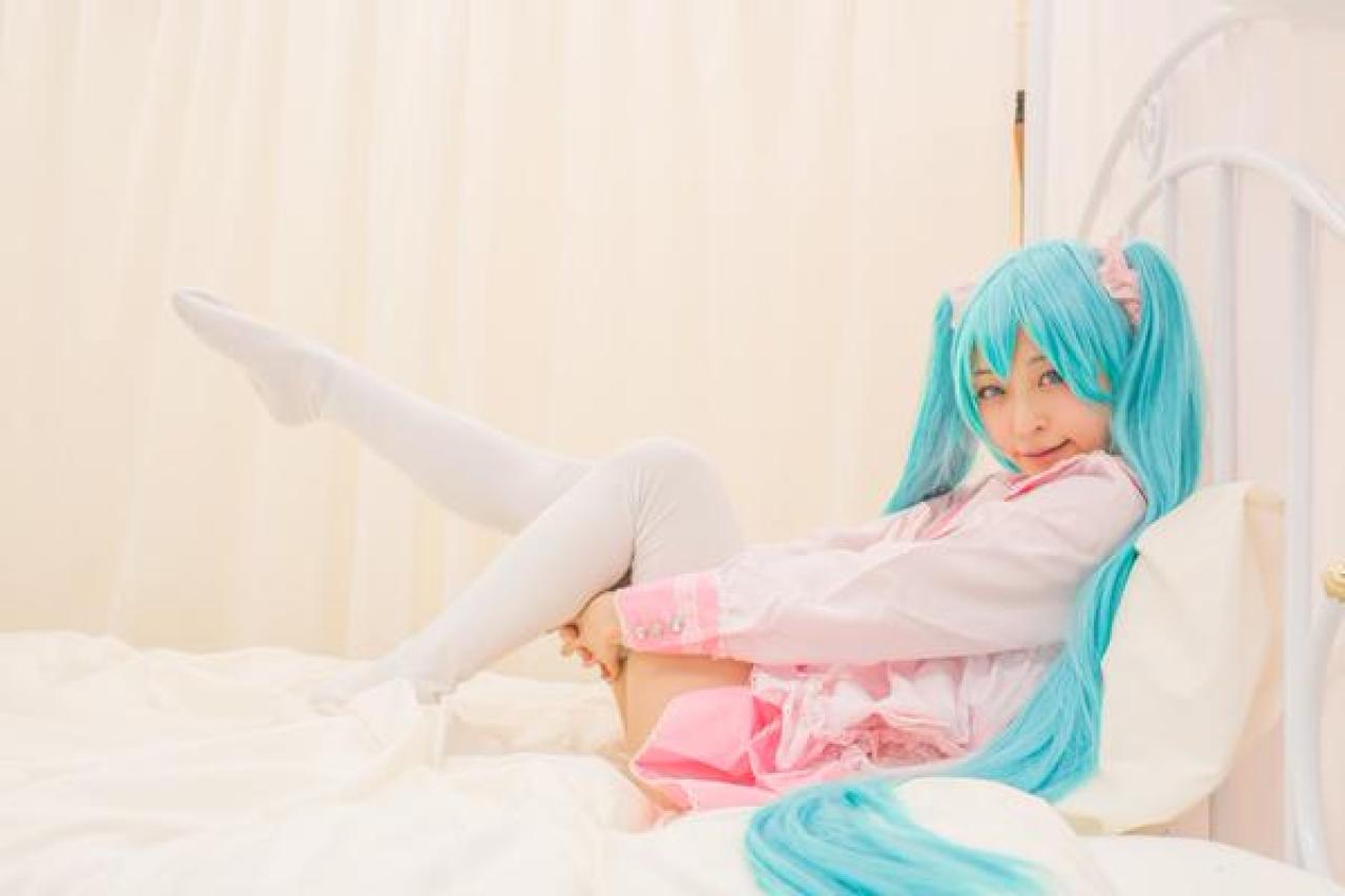 猫守ざーにゃ扮初音未来靠在床上，抱着双腿