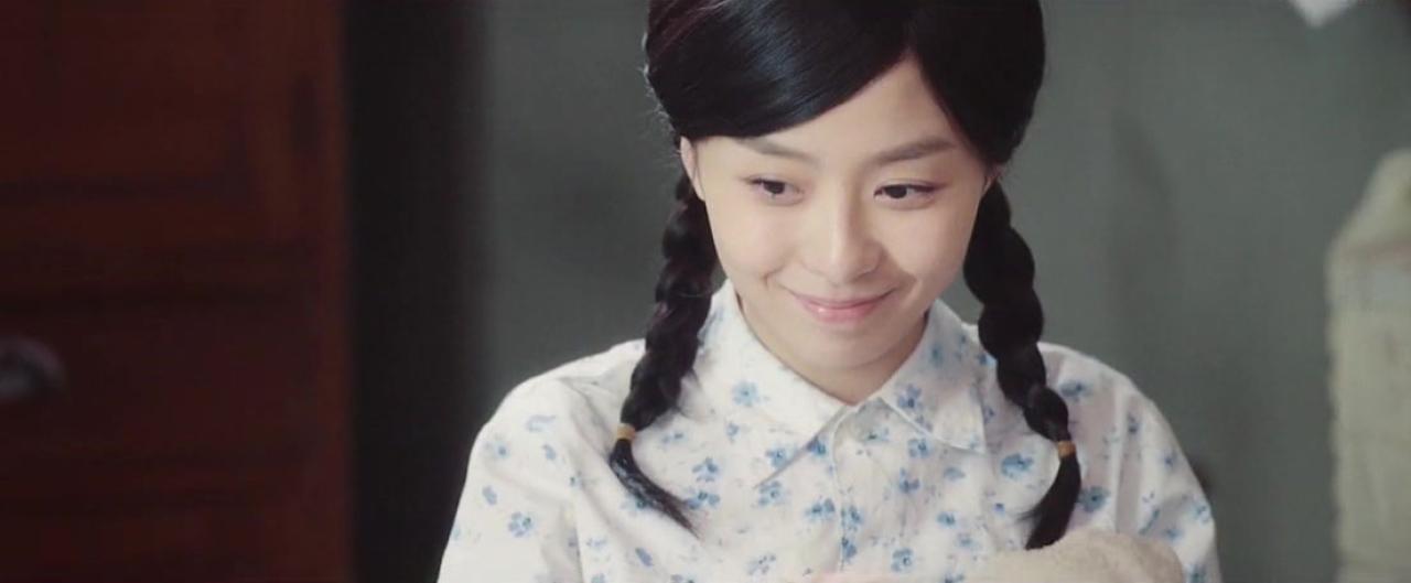 王玲玉扮小美披着双马尾麻花辫微笑的神情