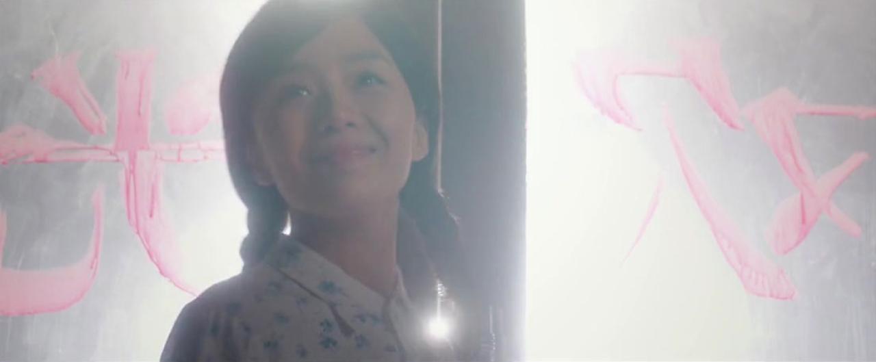 王玲玉扮小美即将推门前，回眸的一瞬间