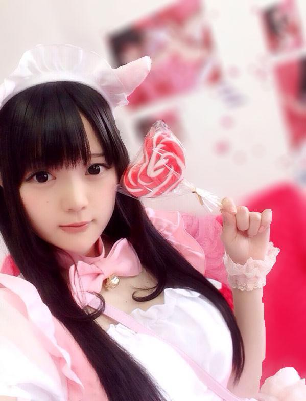 まきろん扮女仆拿着棒棒糖卖萌自拍