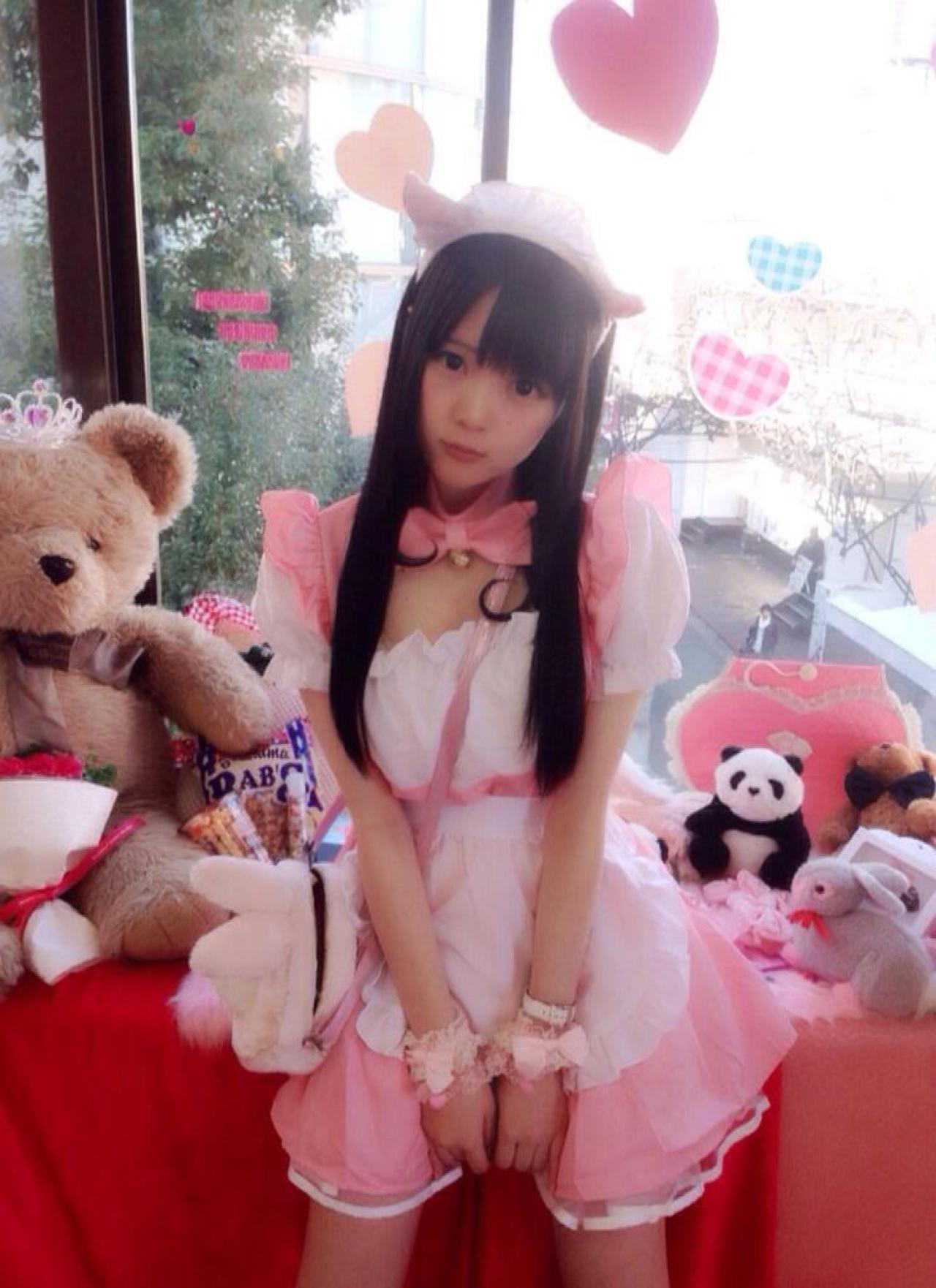 まきろん扮女仆站在橱窗前立幅照