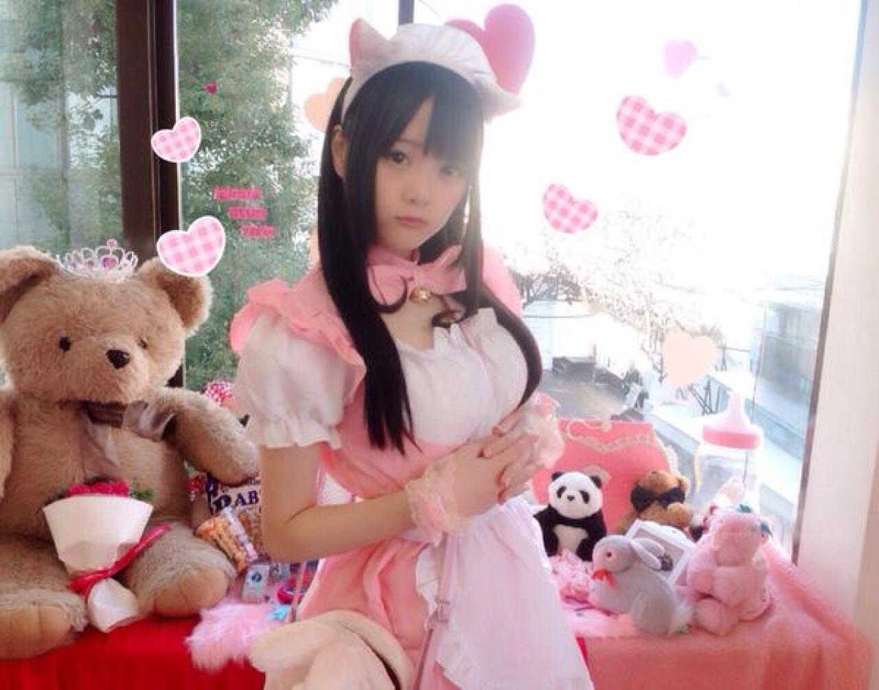 まきろん扮女仆站在橱窗前横幅照