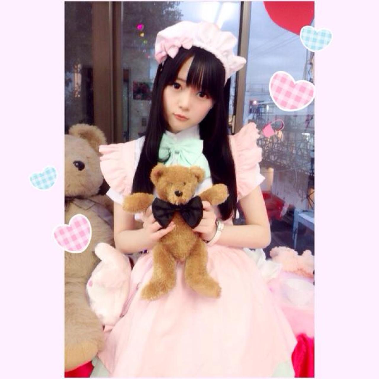 まきろん扮女仆双手抱着小熊