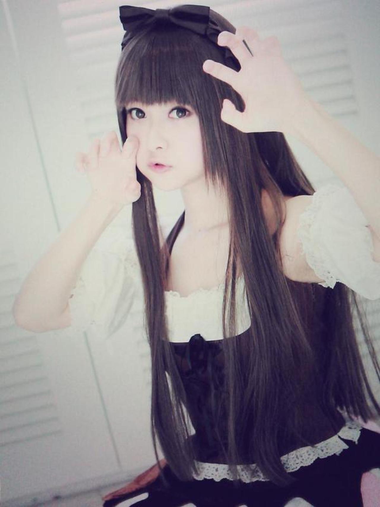 とめと嘟嘴双手扮小猫卖萌