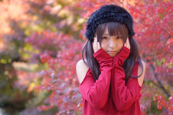 あんにゅい豆腐站在红叶前，双手捧着脸