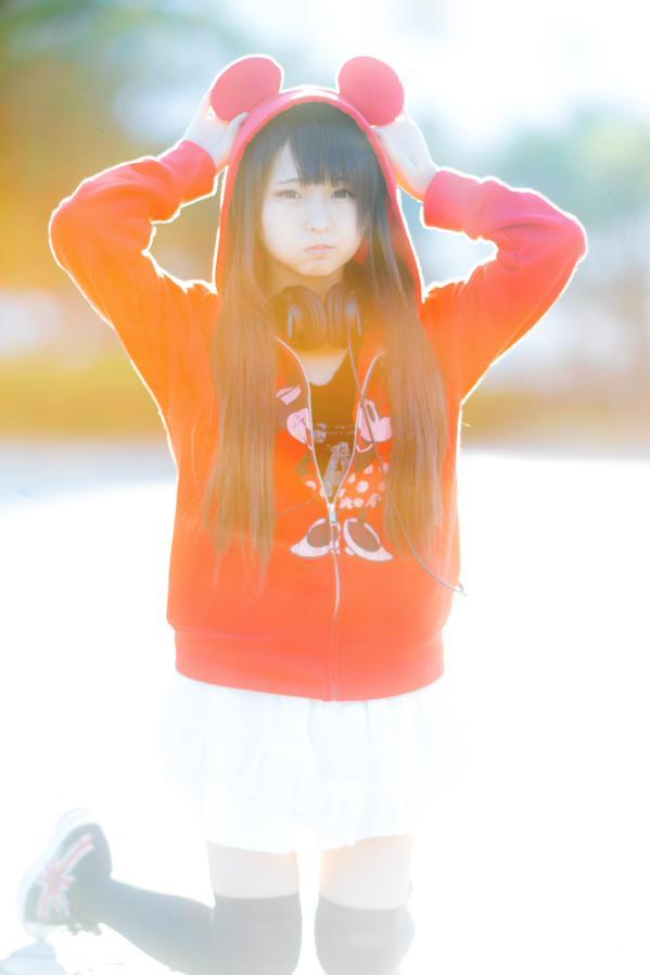 あんにゅい豆腐戴上小熊帽子，嘟嘴卖萌，逆光正面照