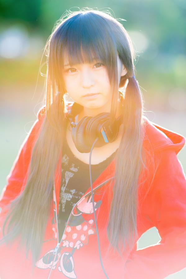 耳机挂在脖颈，あんにゅい豆腐双手插兜，逆光正面照