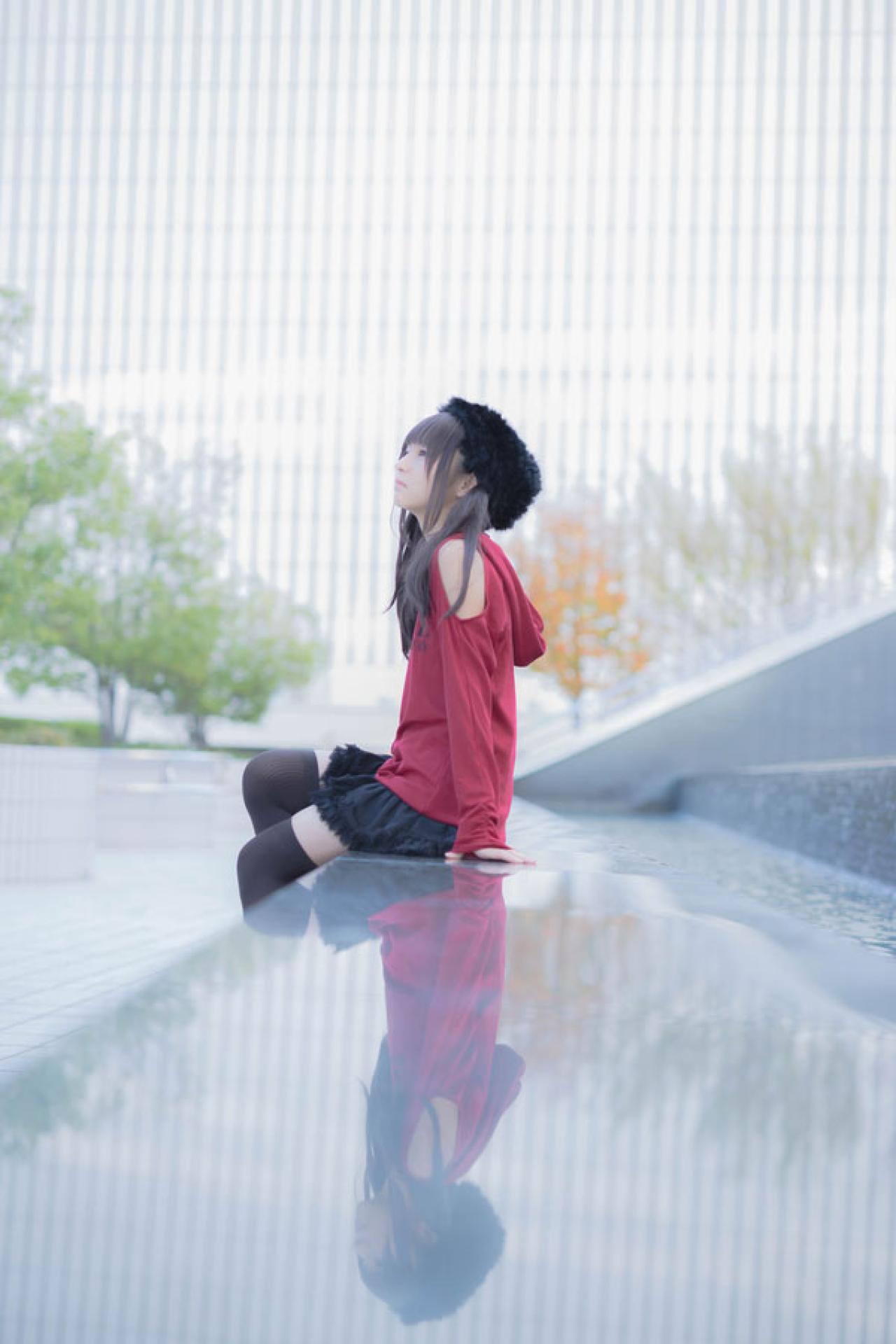 あんにゅい豆腐坐在石台上，仰望天空，侧面照