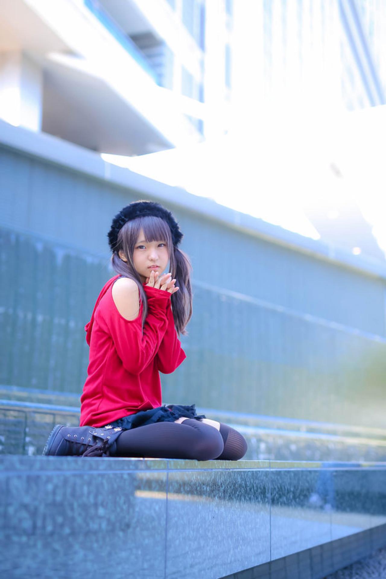 あんにゅい豆腐双手五指交叉，贴着下巴，跪坐在石台上