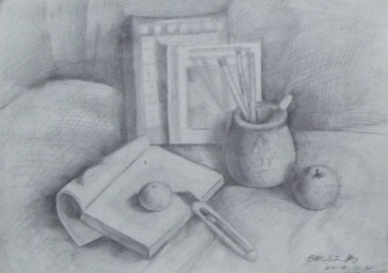 笔筒、书本、苹果、手工刀等静物素描 张江禹画