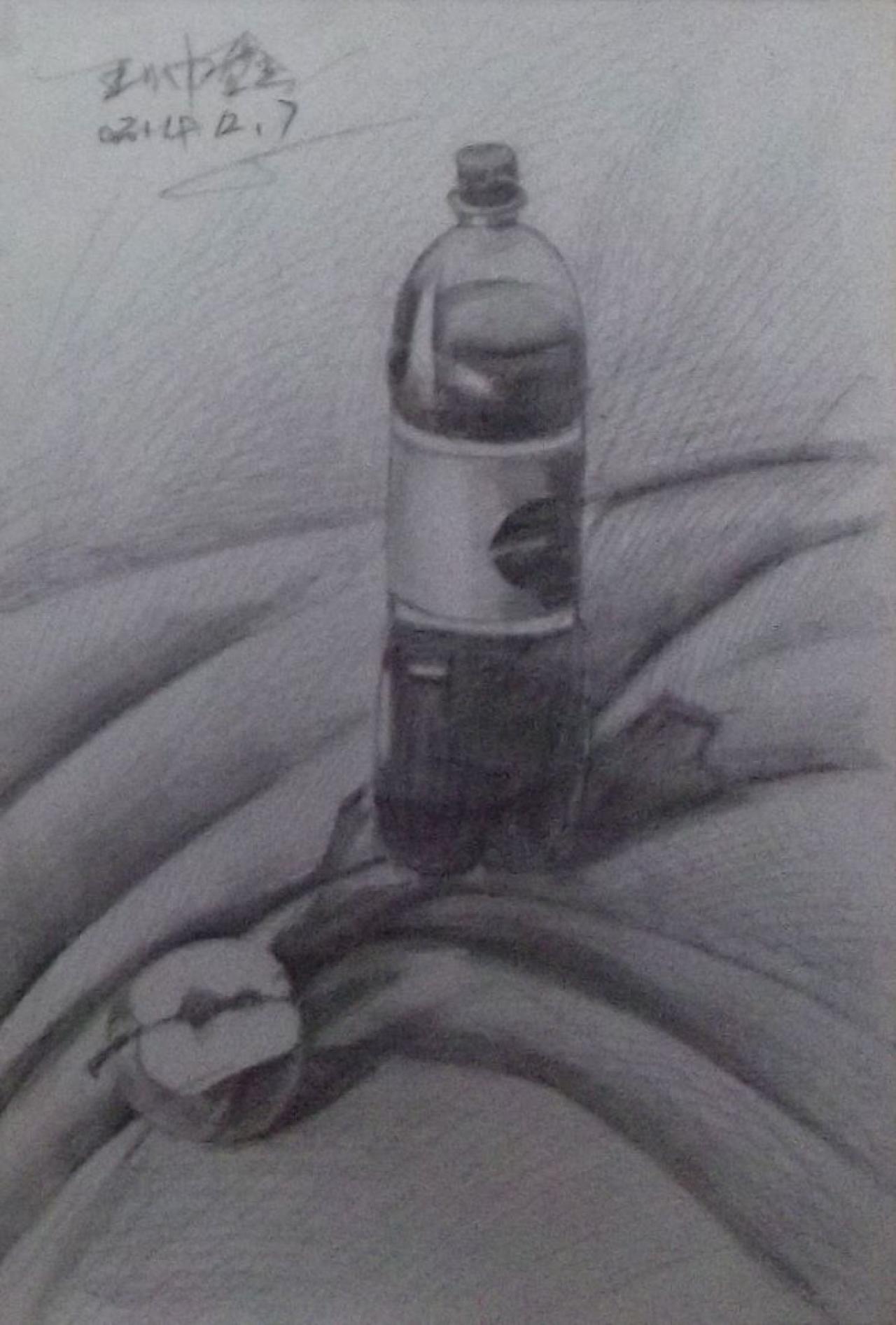 可乐瓶、半个苹果等静物素描 王帅鑫画