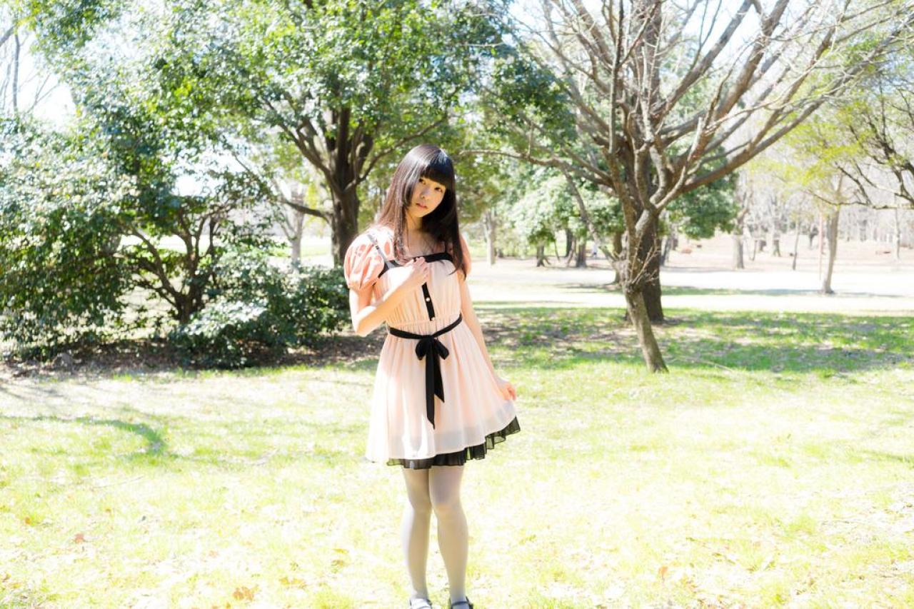 紺乃あすた歪着头，左手提着裙摆，右手放在胸前，站姿，全身照