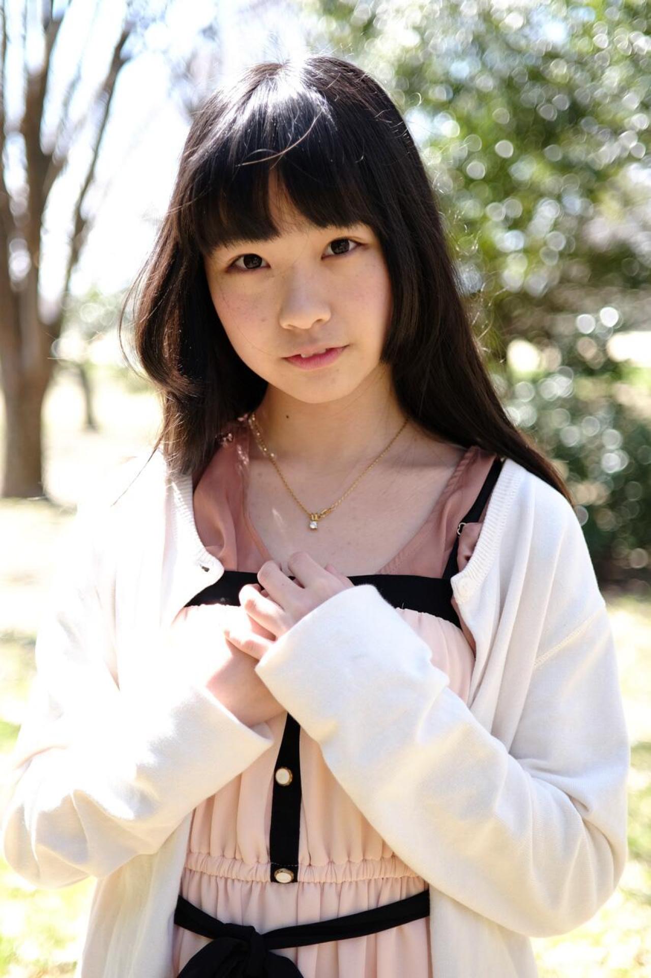 紺乃あすた双手叠放在胸前