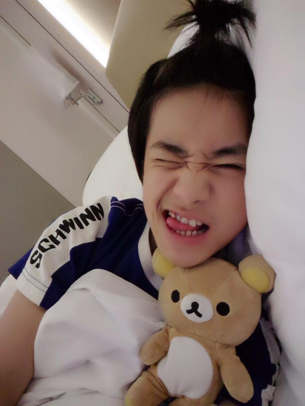 TFBOYS易烊千玺抱着轻松熊，吐舌，眨眼卖萌