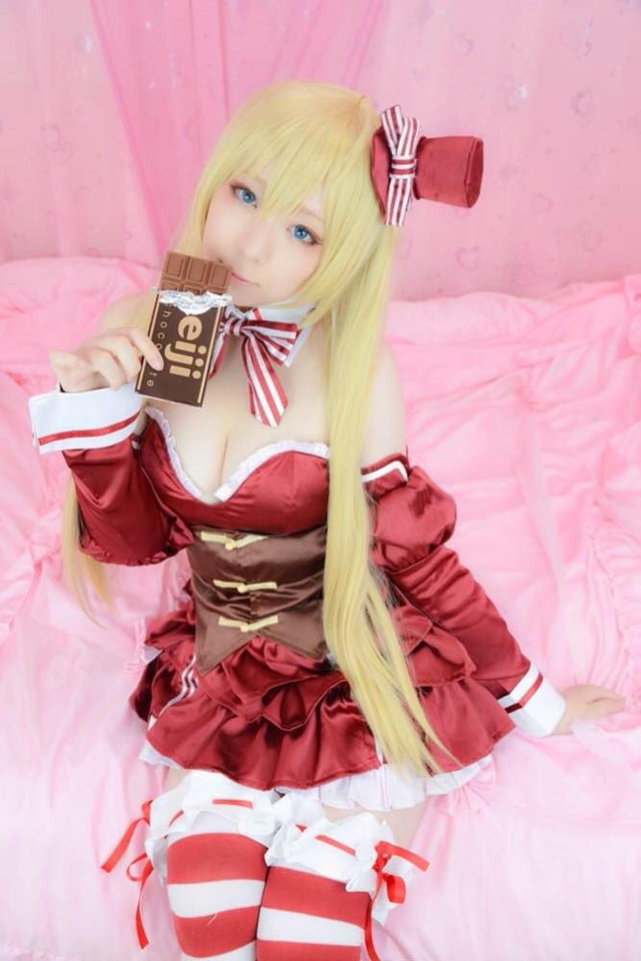 スイ扮裘可拉拿着巧克力，贴在嘴边