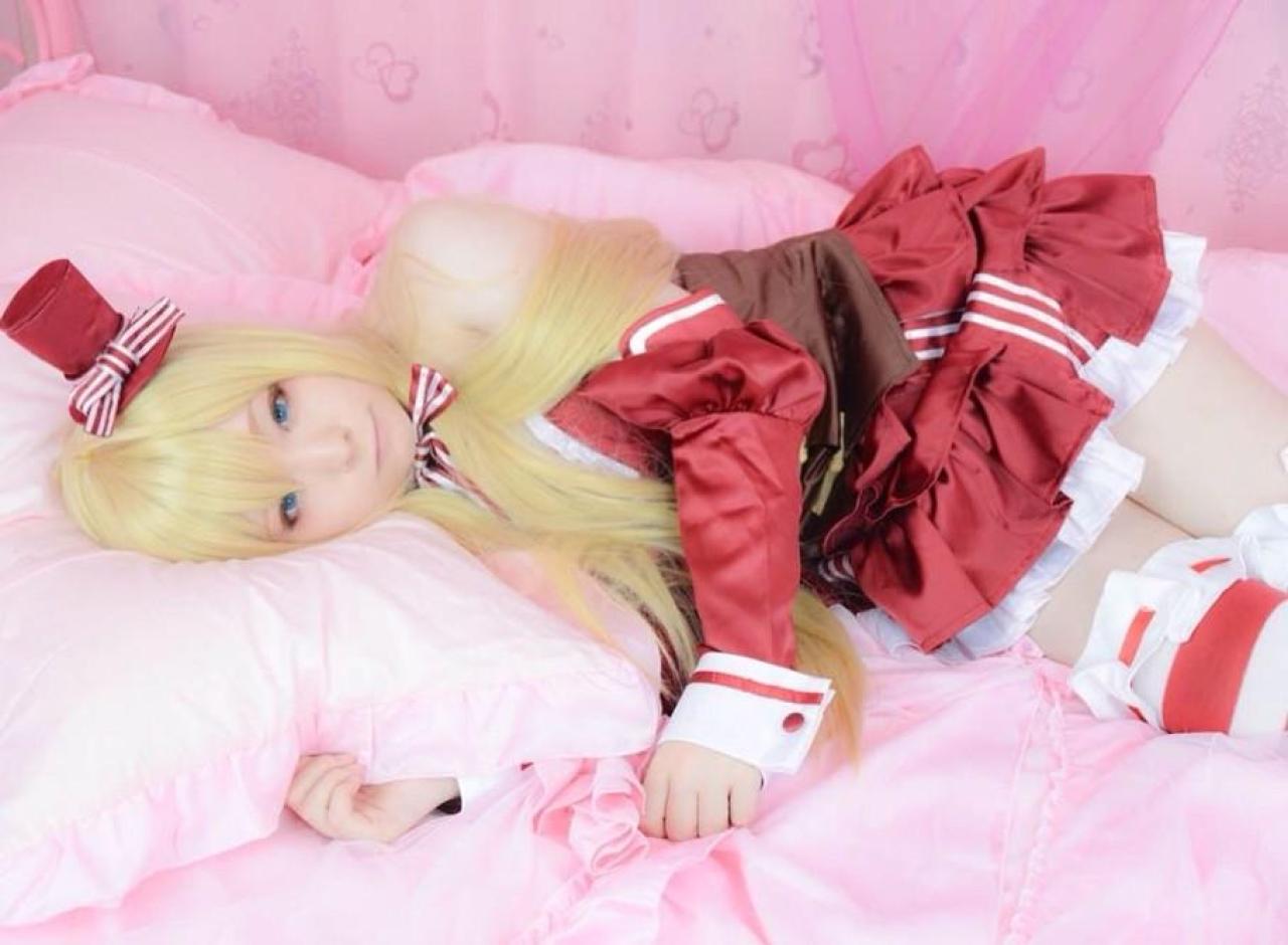 スイ扮裘可拉侧身躺在床上