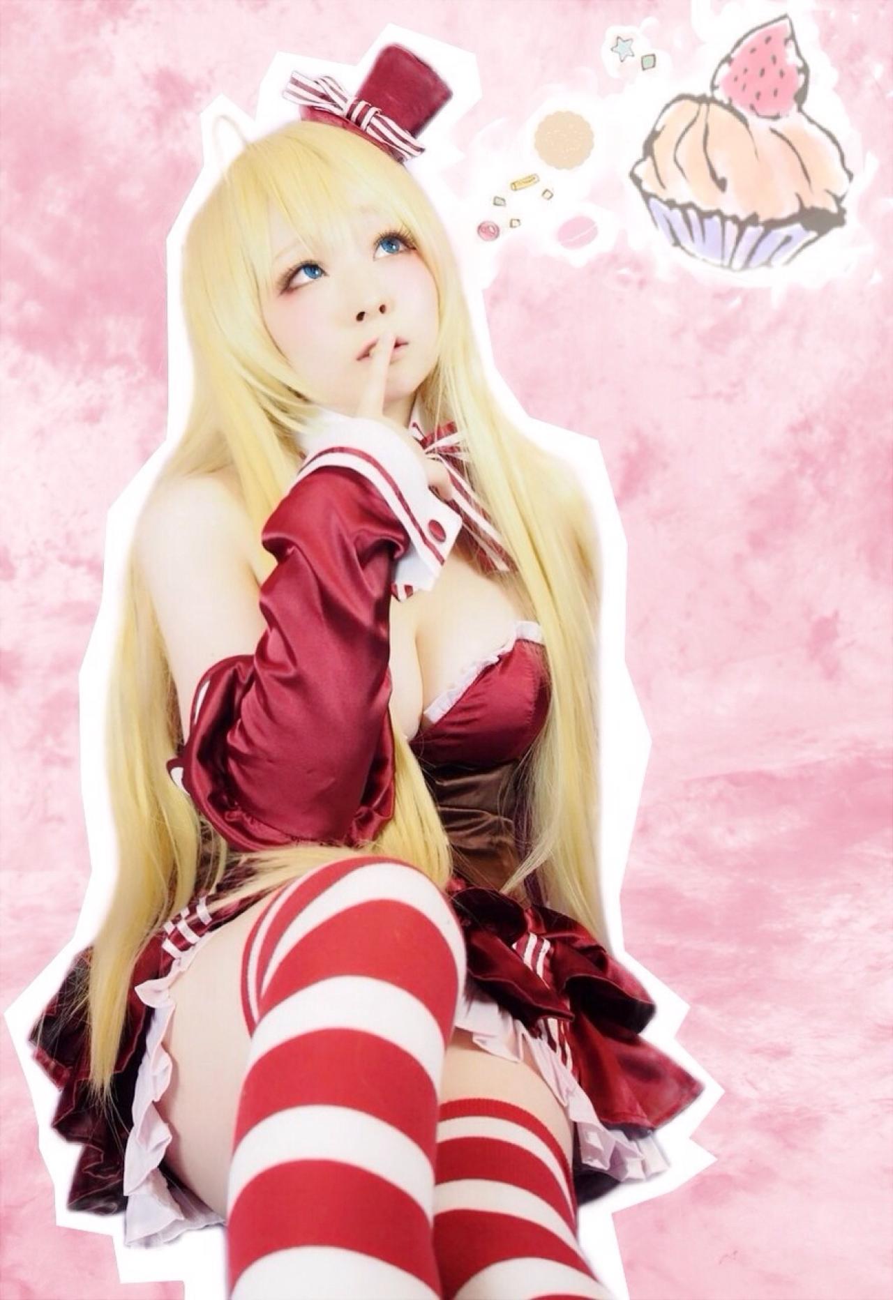 スイ扮裘可拉右手食指贴着唇角，幻想着可爱的点心