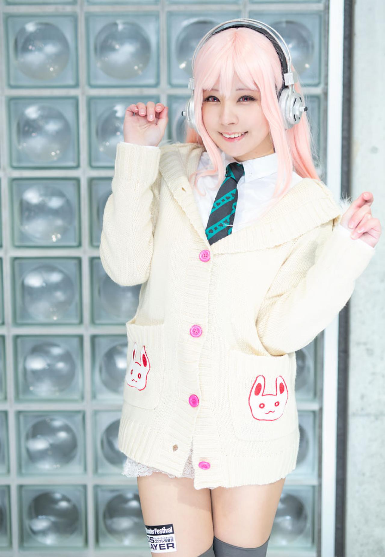 です扮超级索尼子抬起双臂，微笑，站姿