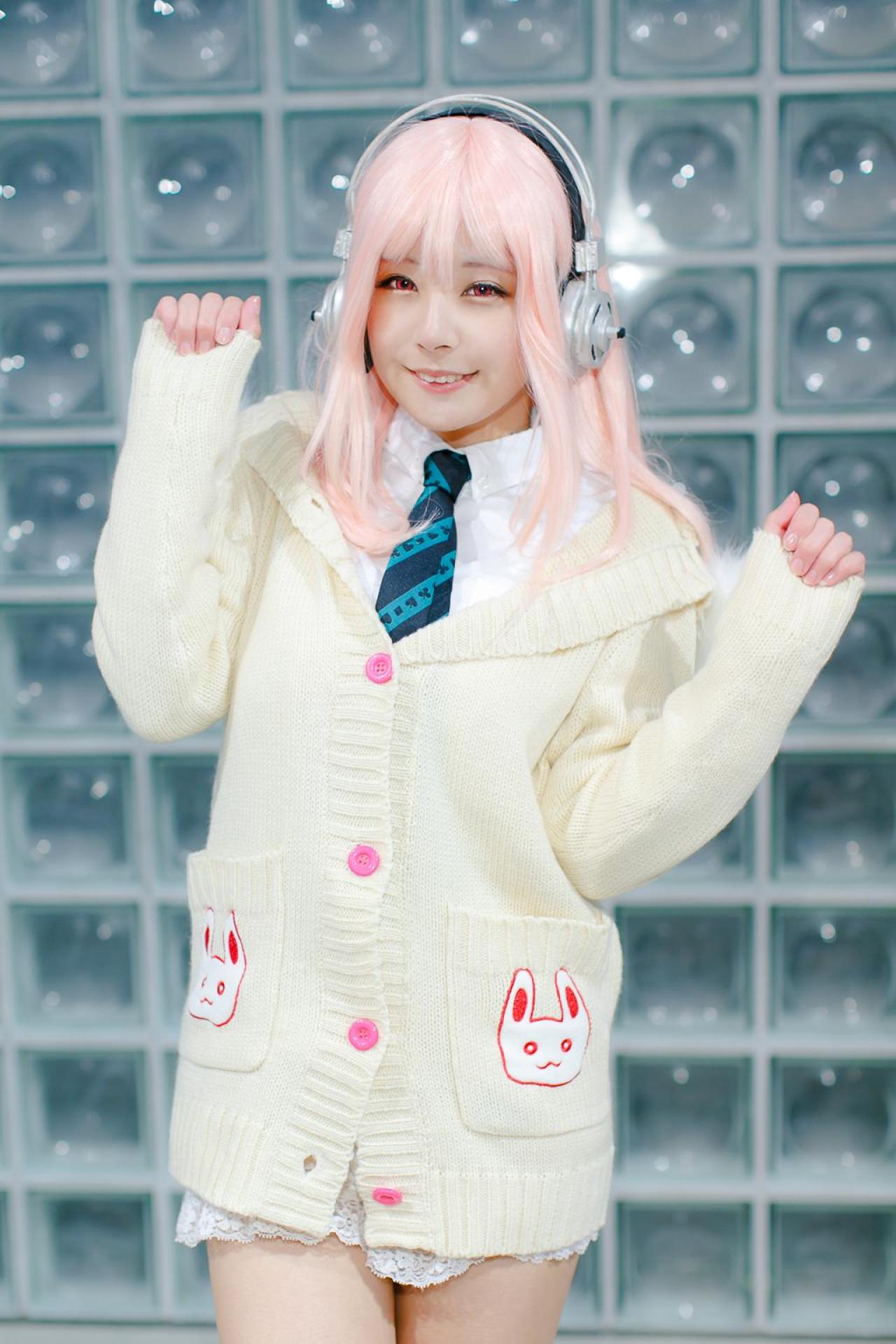 です扮超级索尼子抬起双臂，扮小猫卖萌，微笑，站姿