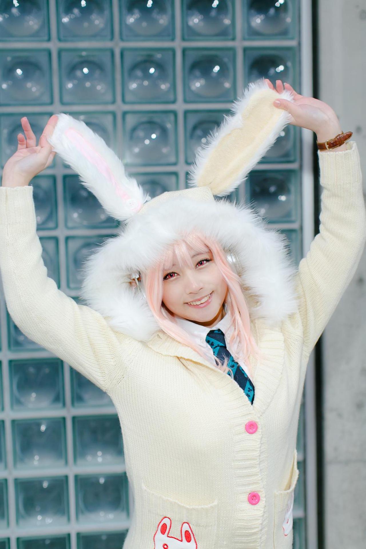 です扮超级索尼子抬起兔耳朵，歪着头微笑，站姿，上半身立幅