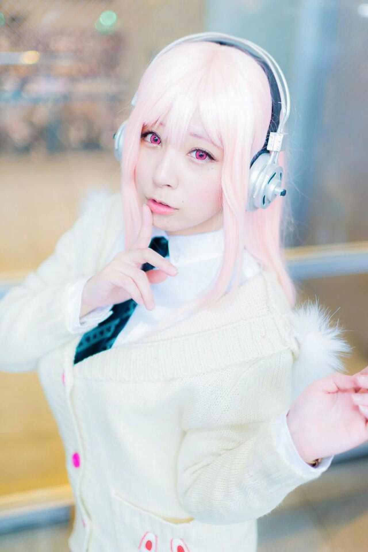 です扮超级索尼子作嘘手势卖萌，上半身立幅，站姿