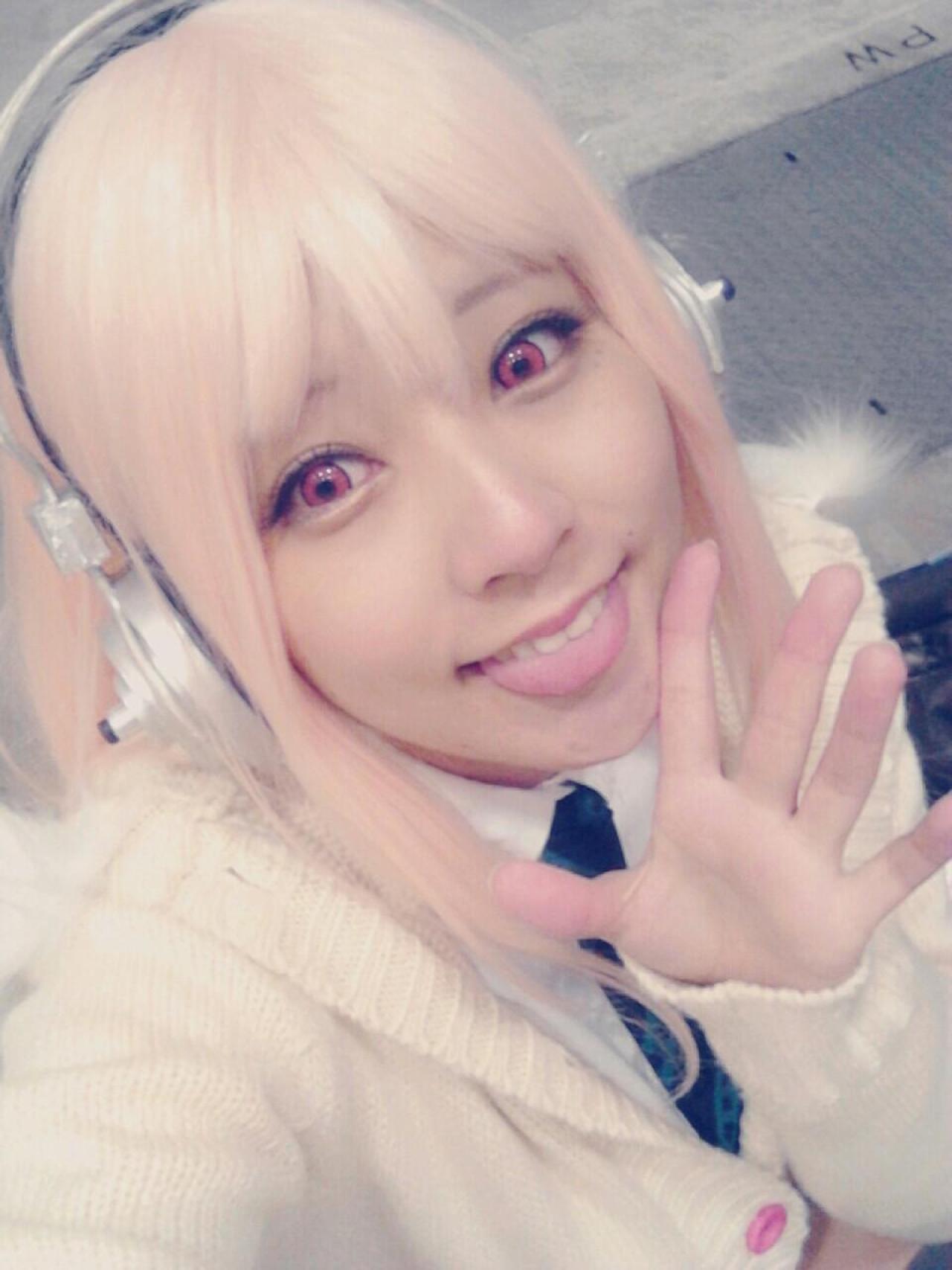 です扮超级索尼子吐舌卖萌自拍