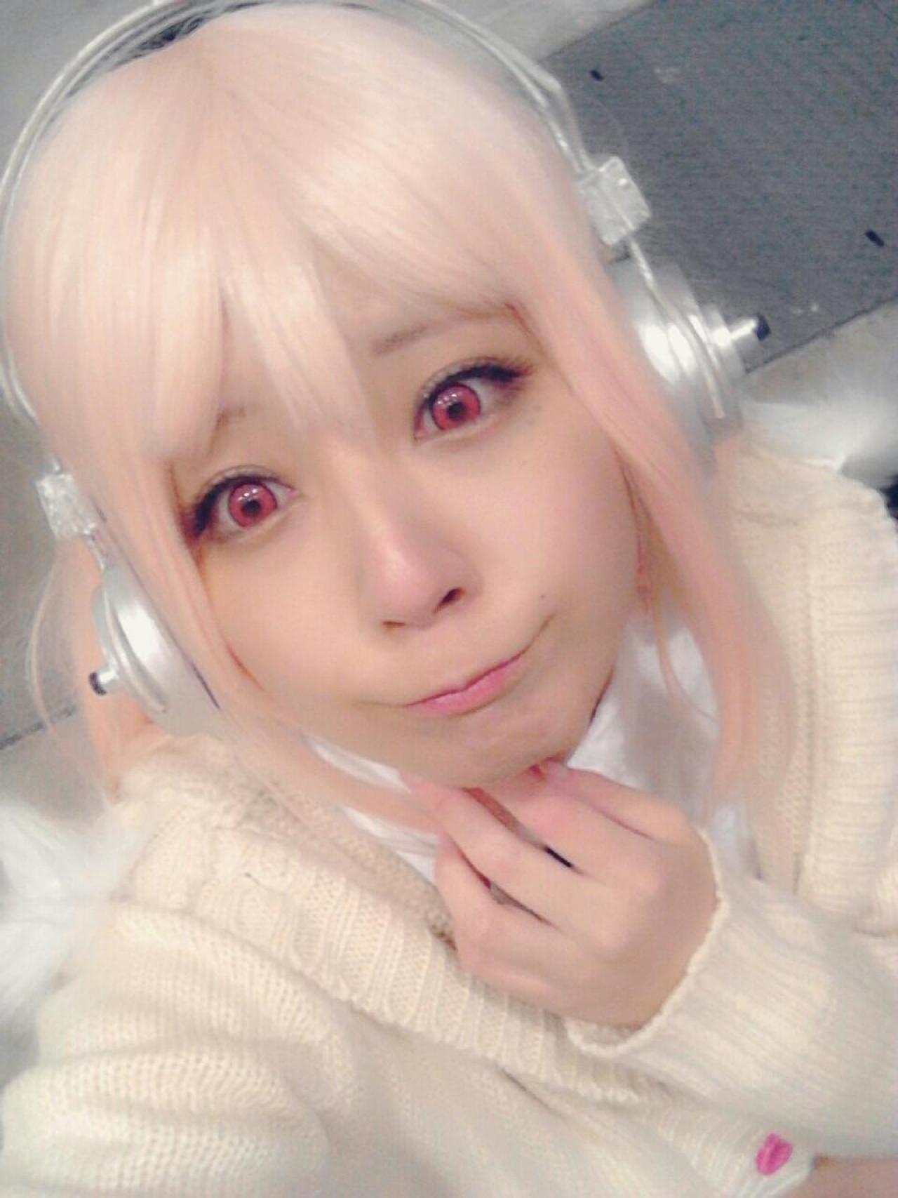 です扮超级索尼子嘟嘴卖萌自拍