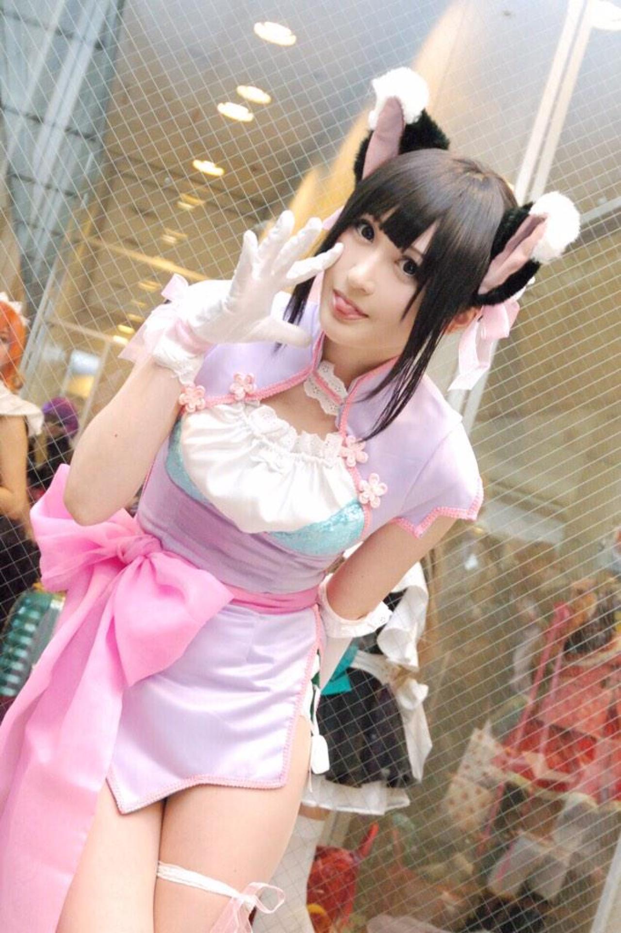 にゃるまー扮小梅吐舌头卖萌，站姿