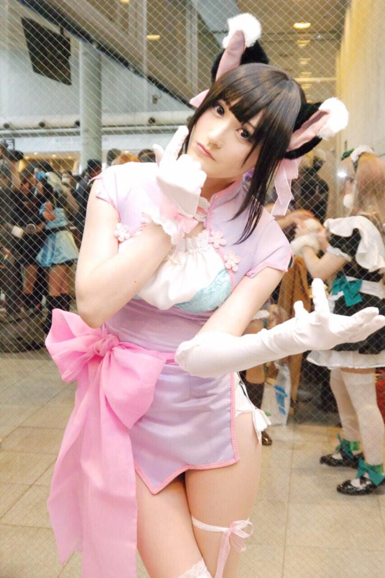 にゃるまー扮小梅歪着头，站姿