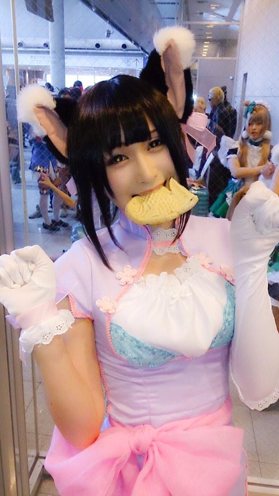 にゃるまー扮小梅咬着鲷鱼烧，扮小猫卖萌，上半身立幅，站姿