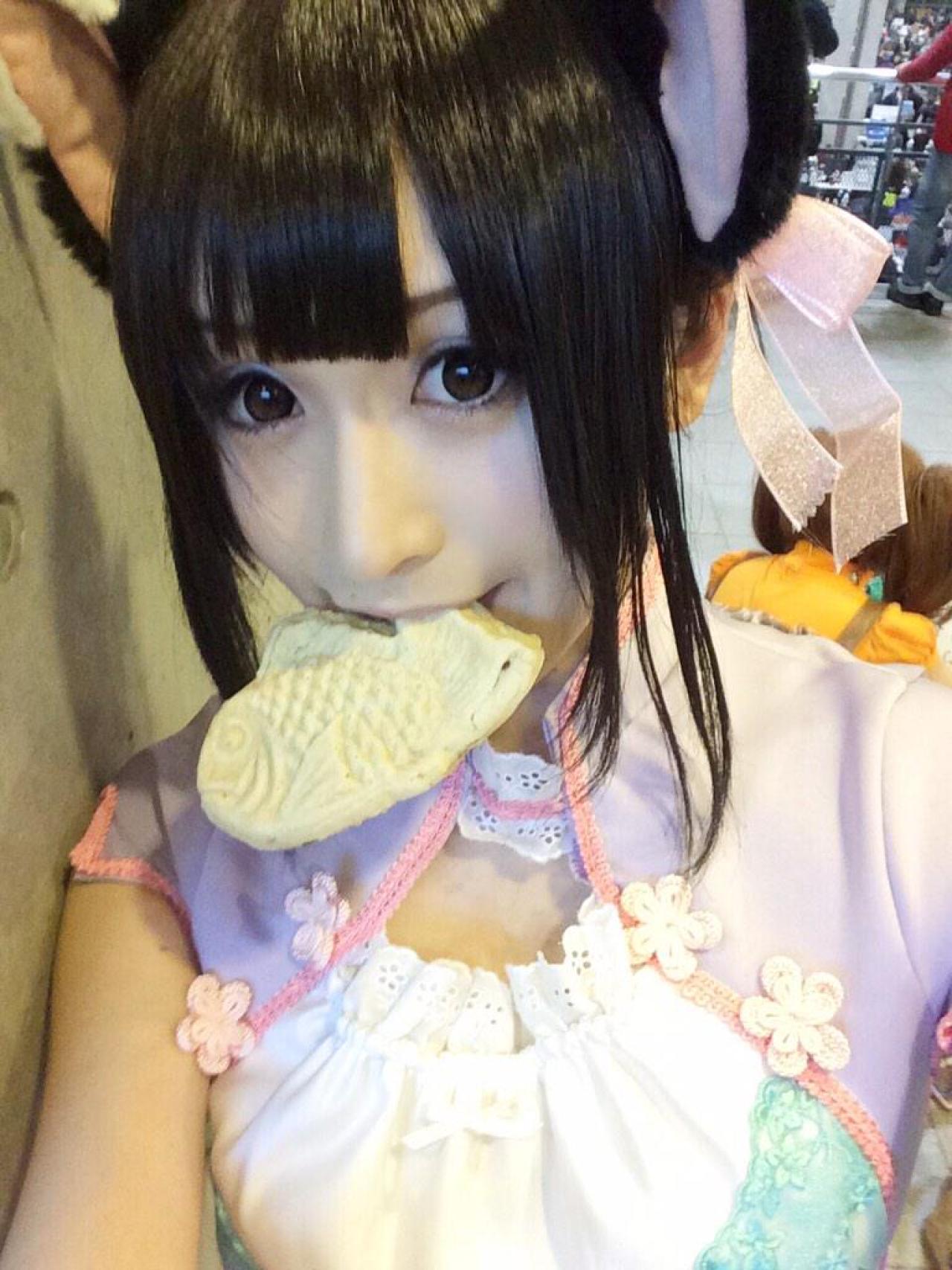 にゃるまー扮小梅咬着鲷鱼烧自拍