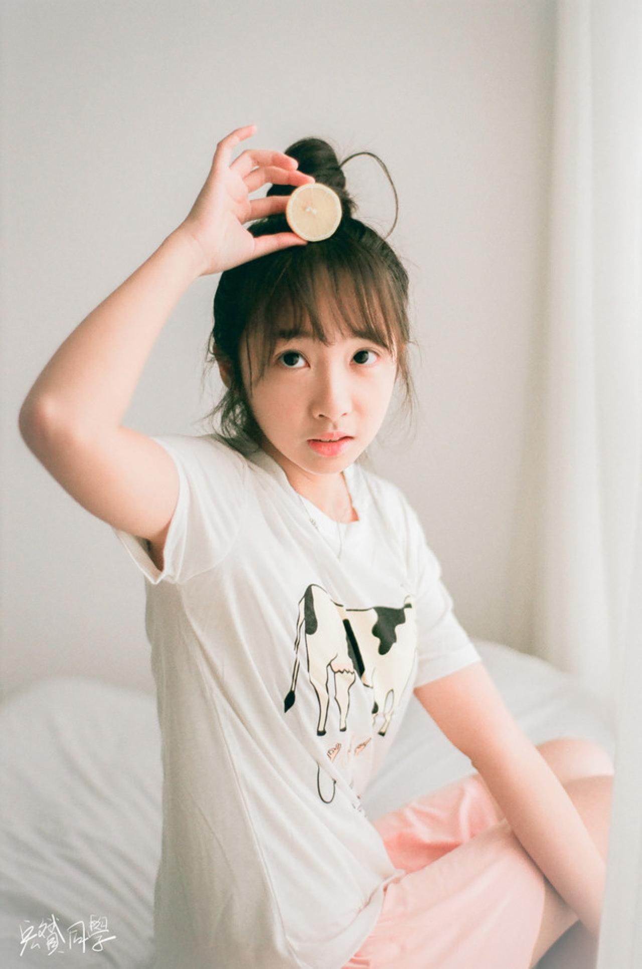 戴钰睁大眼睛，盯着举到额头上的半个柠檬