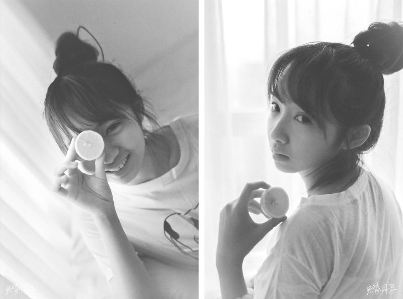 戴钰捏着半个柠檬，黑白照