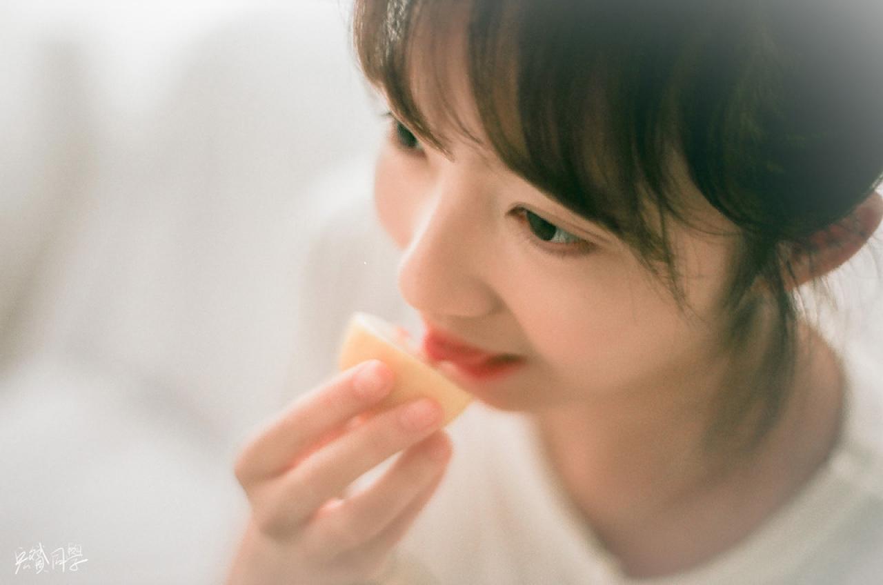 戴钰舔着半个柠檬