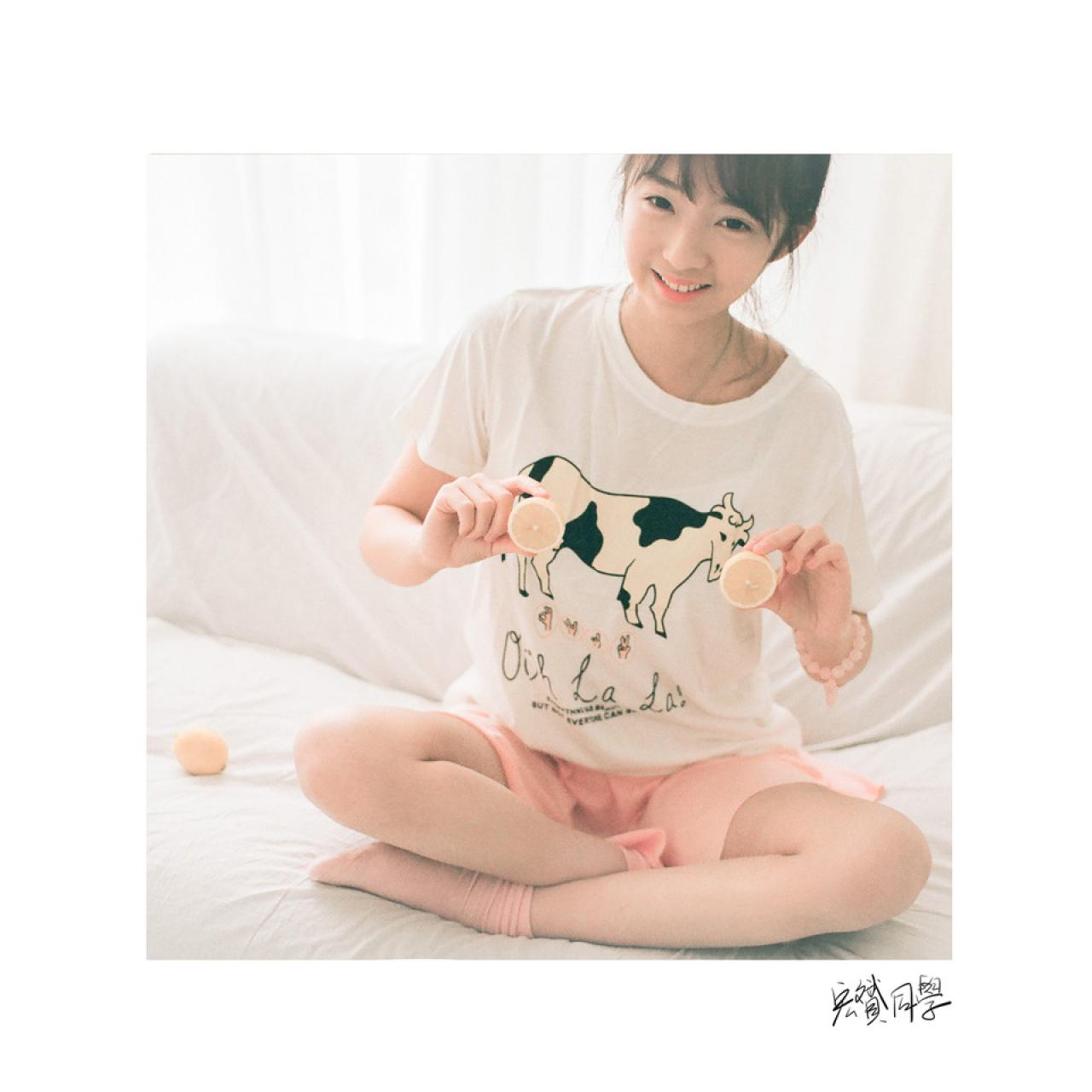 戴钰双手各拿半个柠檬