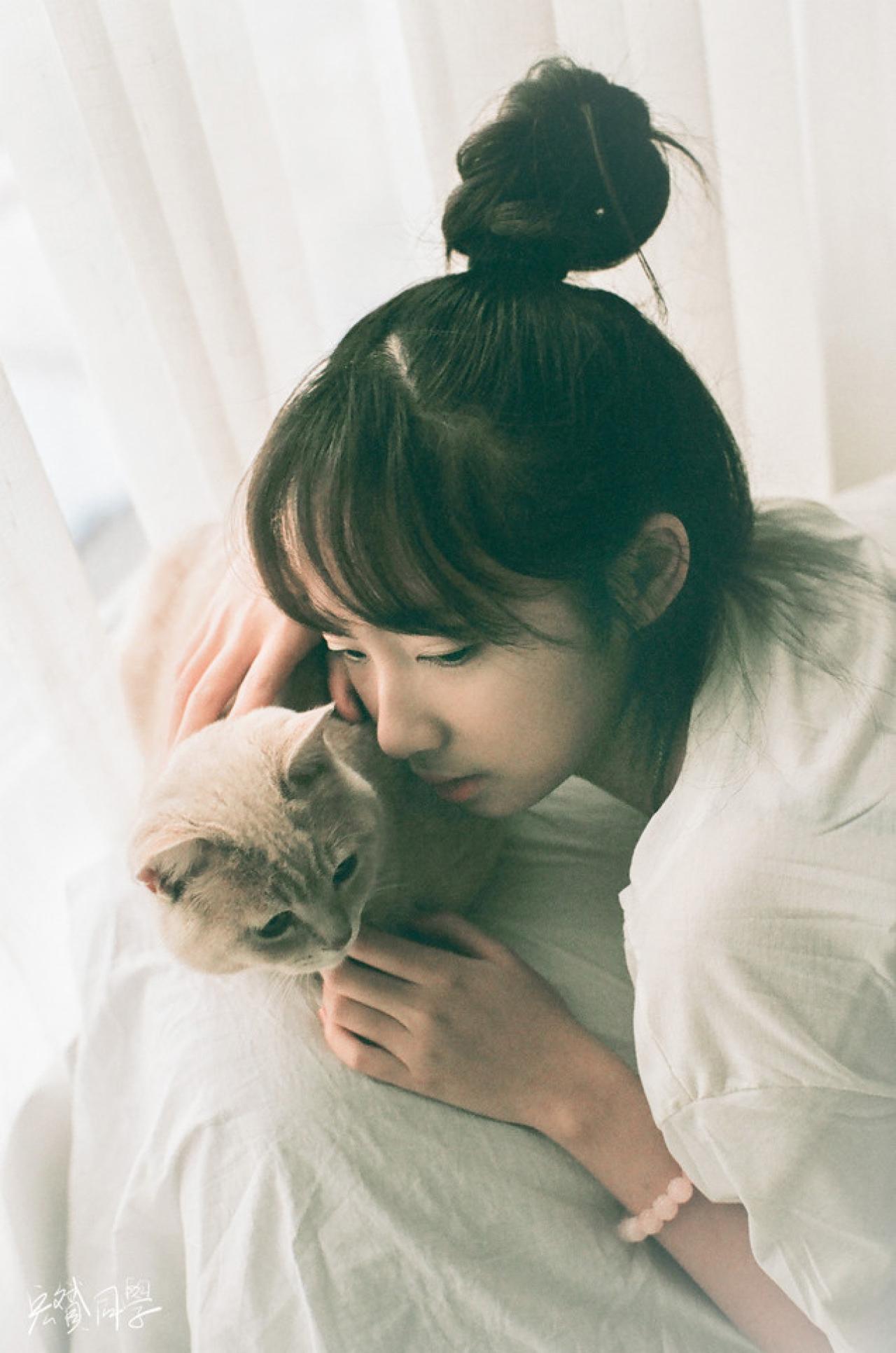 双手贴在猫咪身上，戴钰凑到猫咪的耳边