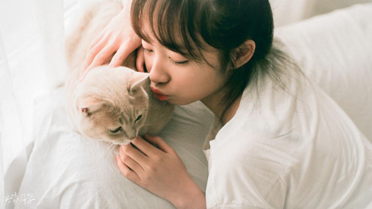 戴钰嘟嘴想要亲吻猫咪