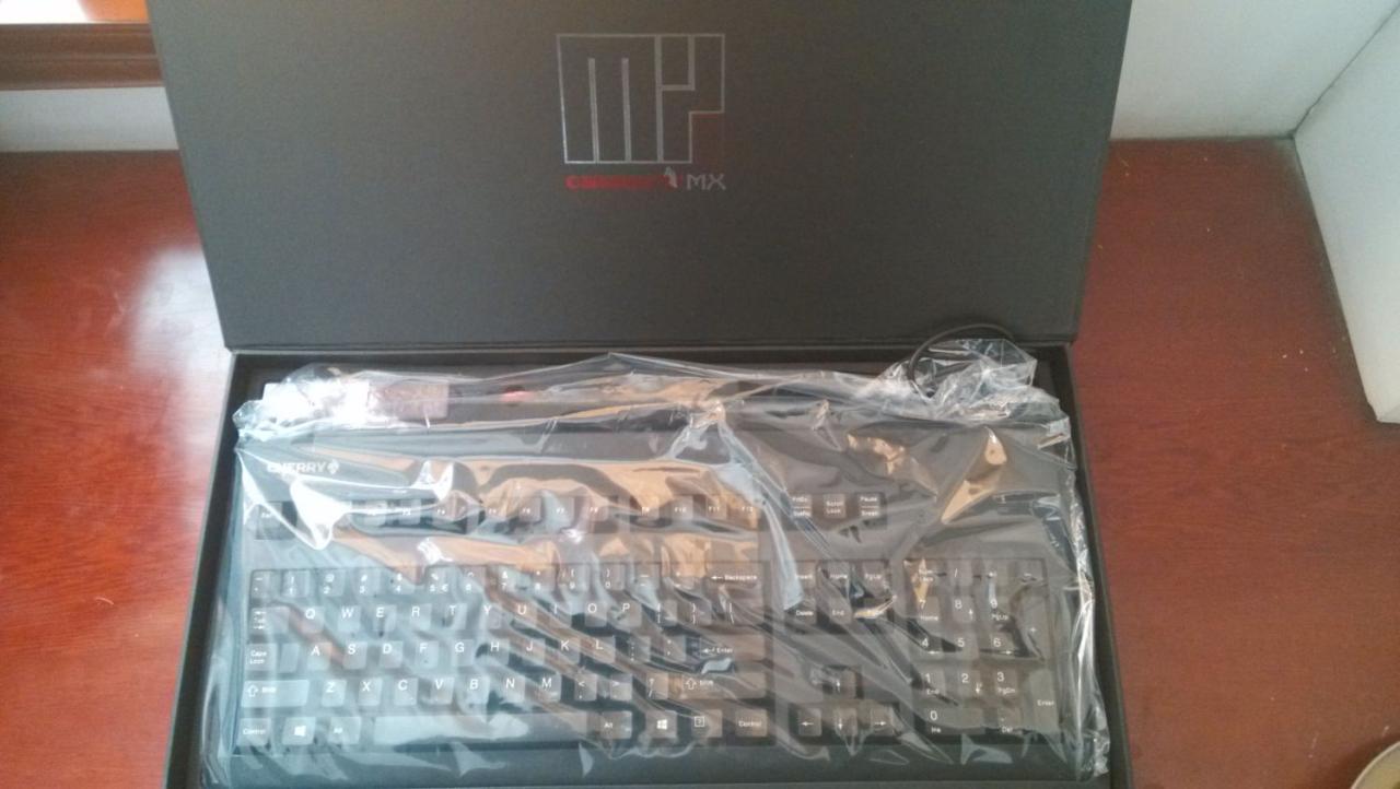 套着塑料袋的键盘和配件