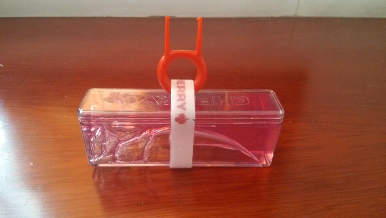 随机械键盘附送的配件，粉色带香气的东西和一个圆环。