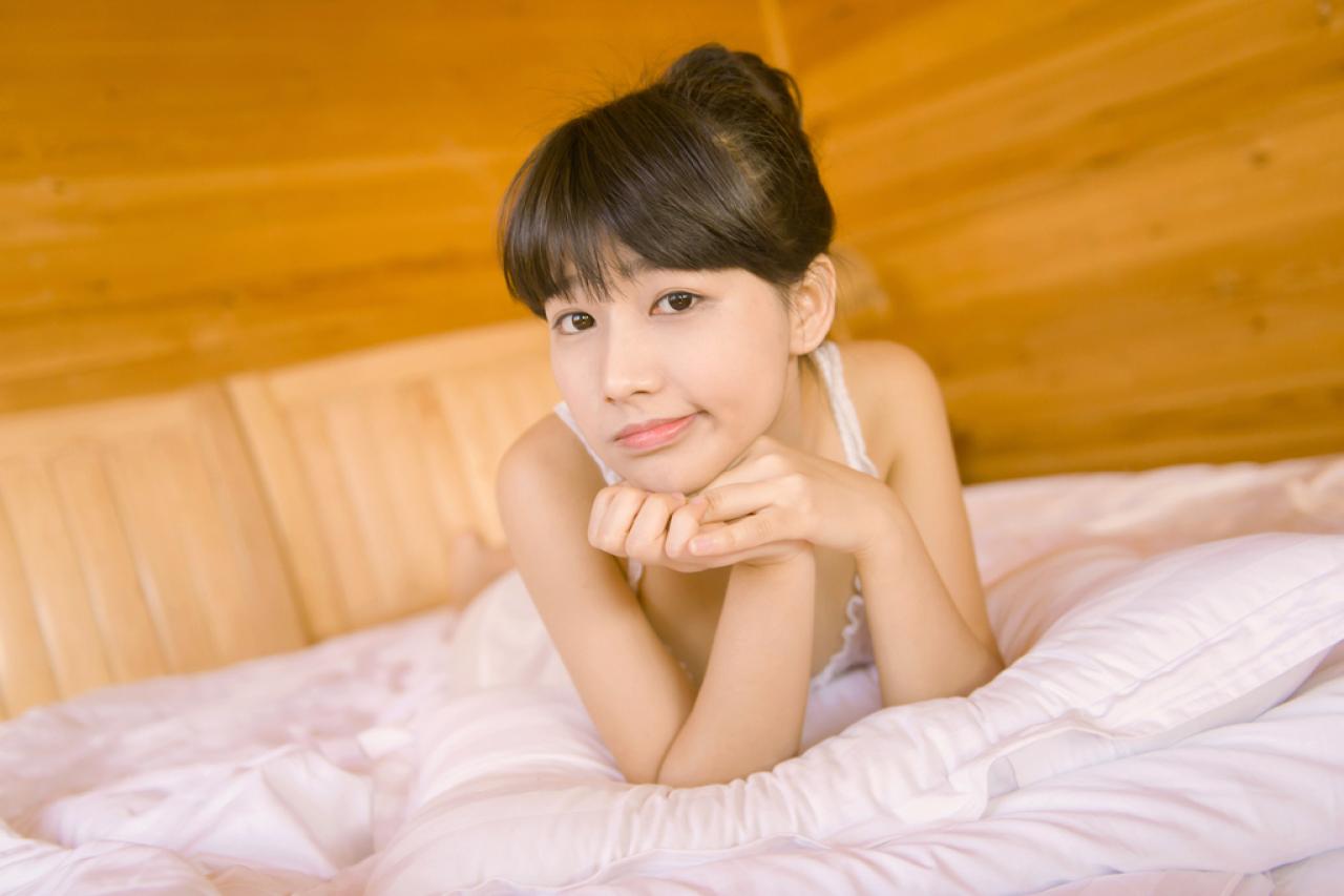 萌宅女扒在床上