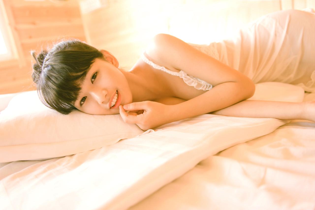 萌宅女侧身躺在枕头上