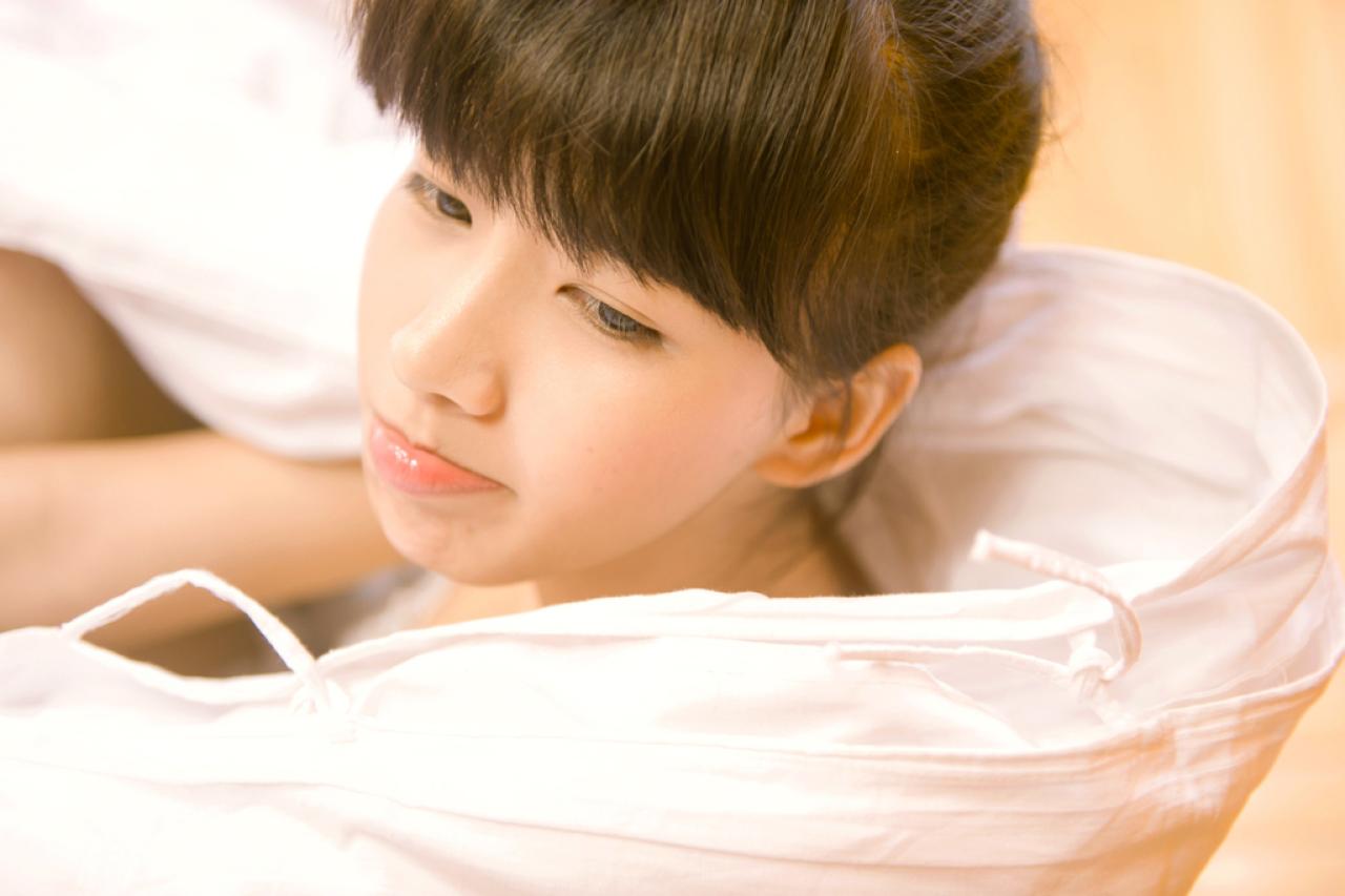 裹着被子，抿嘴的萌宅女